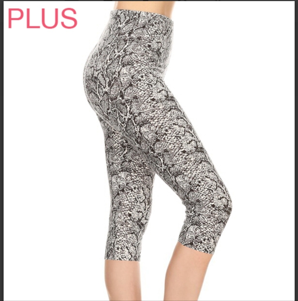 Plus Size SnakePrint Capri Leggings
